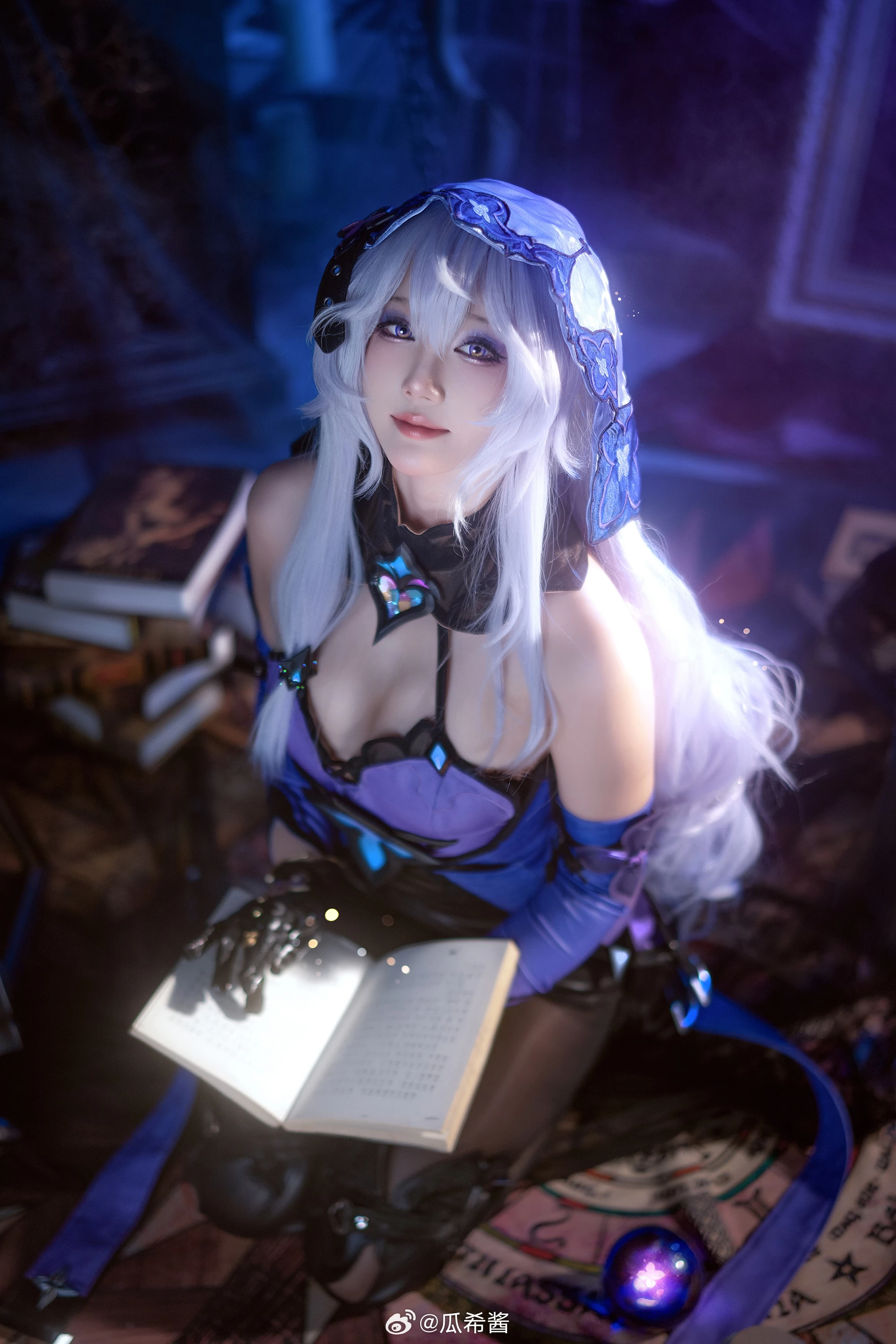 COSPLAY 无数流星划过今夜的天空，如果选中了正确的那一颗……它将把你的愿望，带向千百个世界。 星穹铁道黑天鹅@瓜希酱